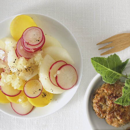 Lauwarmer Kohlrabisalat zu Frikadellen Lauwarmer Kohlrabisalat zu Frikadellen