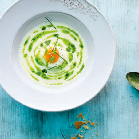 Kräutersuppe mit Wachsweich gekochtem Ei Kräutersuppe mit Wachsweich gekochtem Ei