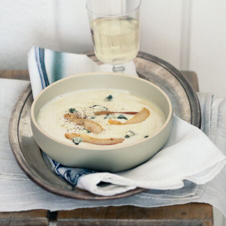 Selleriecremesuppe mit Gorgonzola und Birnen Selleriecremesuppe mit Gorgonzola und Birnen