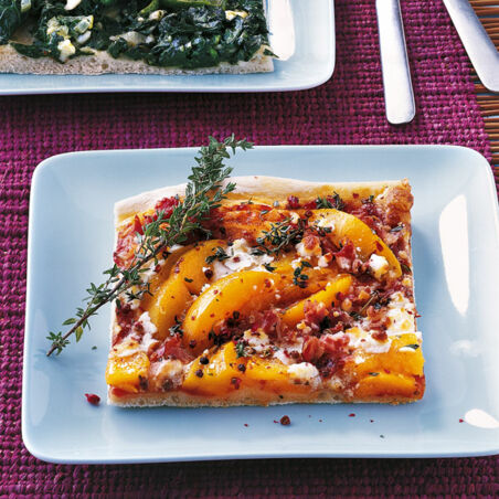 Pizza mit Ziegenkäse und Pfirsich Pizza mit Ziegenkäse und Pfirsich