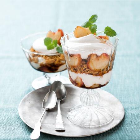 Trifle aus Amarettini, marinierten Pfirsichen und Ziegenfrischkäse-Creme Trifle aus Amarettini, marinierten Pfirsichen und Ziegenfrischkäse-Creme