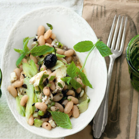 Salat aus weißen Bohnen, Sellerie, schwarzen Oliven und Minze