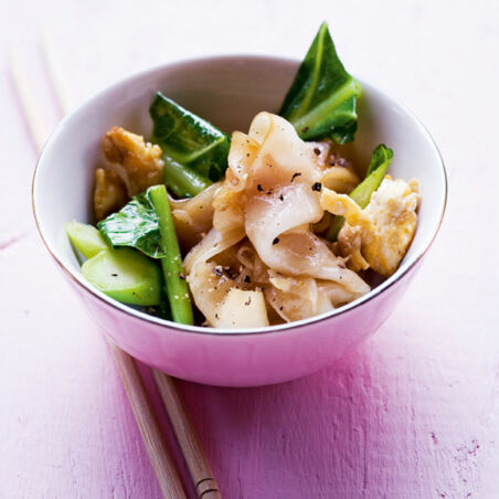 Gebratene Reisnudeln mit Sojasauce (Guitiauw Pad Si-Iu) Gebratene Reisnudeln mit Sojasauce (Guitiauw Pad Si-Iu)