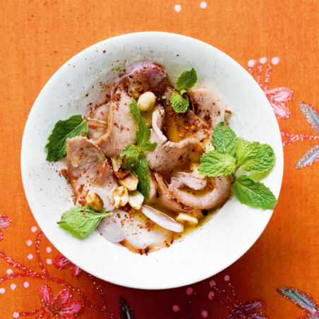 Pikanter Salat mit gegrilltem Fleisch (Yam Muh Yang)