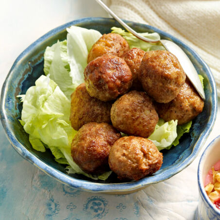 Schwedische Fleischbällchen mit Preiselbeerdip Schwedische Fleischbällchen mit Preiselbeerdip