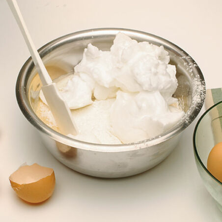 Biskuittorte mit Cremefüllung Biskuittorte mit Cremefüllung