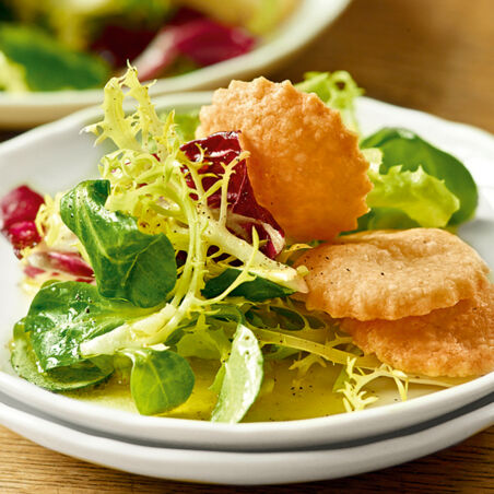 Knusprige Käsekekse mit Wintersalat Knusprige Käsekekse mit Wintersalat