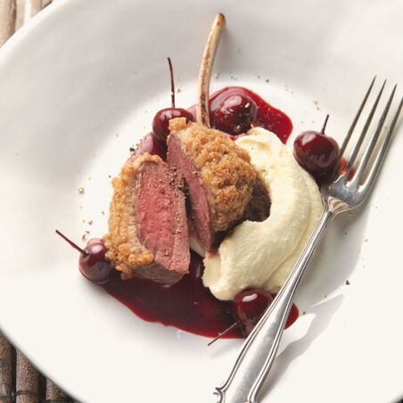 Hirschkoteletts mit Maronenkruste, Selleriepüree und eingelegten Wildkirschen Hirschkoteletts mit Maronenkruste, Selleriepüree und eingelegten Wildkirschen