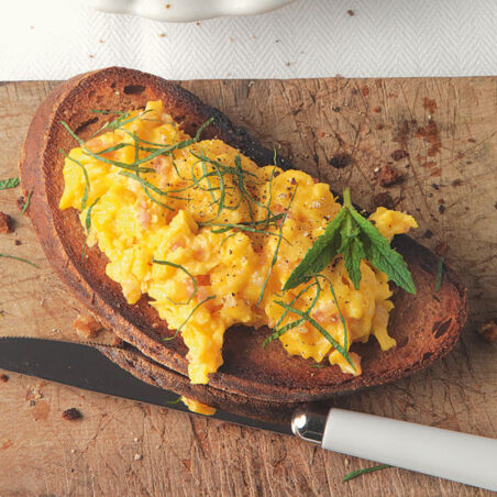 Geröstetes Bauernbrot mit Rührei und Minze Geröstetes Bauernbrot mit Rührei und Minze