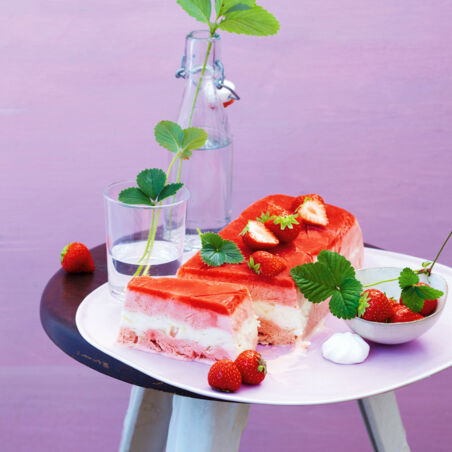 Erdbeerparfait mit Baiserbröseln Erdbeerparfait mit Baiserbröseln