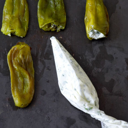 Gefüllte Grill-Jalapeños mit Pfirsich-Ingwer-Salsa Gefüllte Grill-Jalapeños mit Pfirsich-Ingwer-Salsa