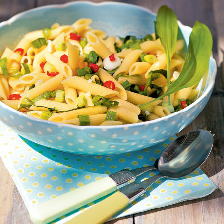Bärlauch-Nudelsalat mit Frühlingszwiebeln Bärlauch-Nudelsalat mit Frühlingszwiebeln