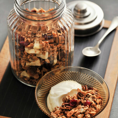 Herbstmüsli mit Ahornsirup und Nüssen Herbstmüsli mit Ahornsirup und Nüssen