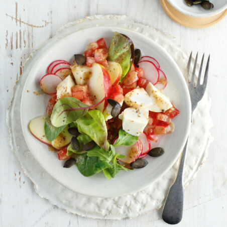 Bunter Salat mit Mozzarella Bunter Salat mit Mozzarella