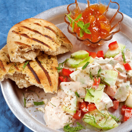 Gurken-Tomaten-Salat mit Naan Gurken-Tomaten-Salat mit Naan