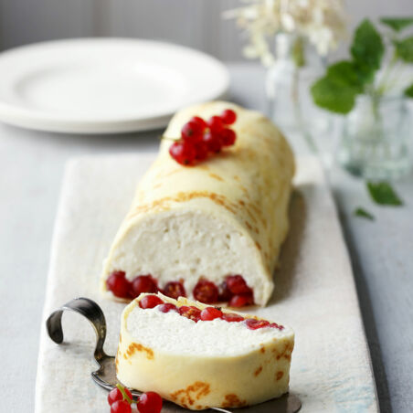 Johannisbeer-Tonka-Terrine im Crêpemantel Johannisbeer-Tonka-Terrine im Crêpemantel