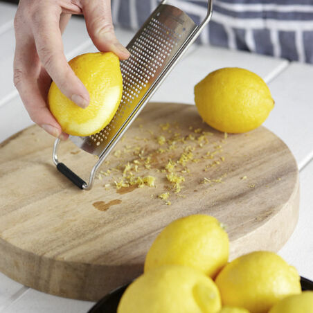 Zitronenparfait in der Frucht