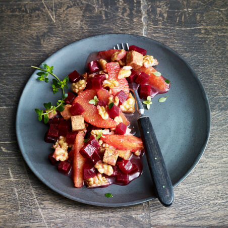 Rote-Bete-Salat mit Orangen und Walnüssen Rote-Bete-Salat mit Orangen und Walnüssen
