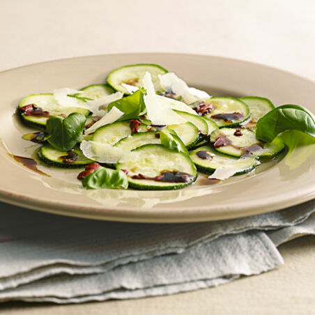 Zucchini-Carpaccio mit Parmesan Zucchini-Carpaccio mit Parmesan