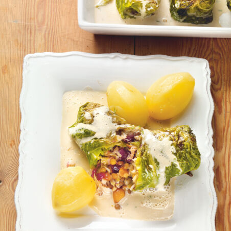 Wirsingrouladen mit Linsen-Mandel-Füllung Wirsingrouladen mit Linsen-Mandel-Füllung