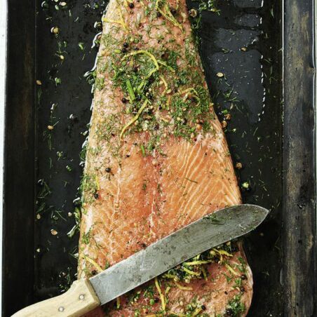 Selbst gebeizter Lachs mit Dill und Gewürzen Selbst gebeizter Lachs mit Dill und Gewürzen