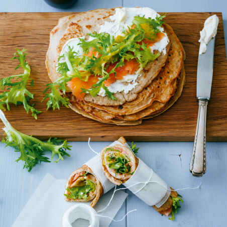 Buchweizenpfannkuchen mit Frischkäse-Lachs-Füllung Buchweizenpfannkuchen mit Frischkäse-Lachs-Füllung