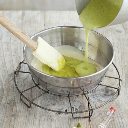 Pistazien-Macarons mit Krokant Pistazien-Macarons mit Krokant