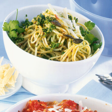Spaghetti mit Kürbiskern-Kräuter-Pesto