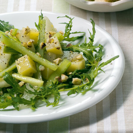 Selleriesalat mit Käse und Nüssen Selleriesalat mit Käse und Nüssen