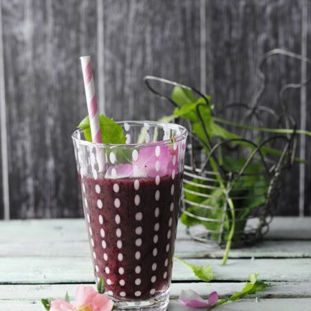 Mondlicht hinter Blättern mit Kräutern, Heidelbeeren und Aloe vera Mondlicht hinter Blättern mit Kräutern, Heidelbeeren und Aloe vera