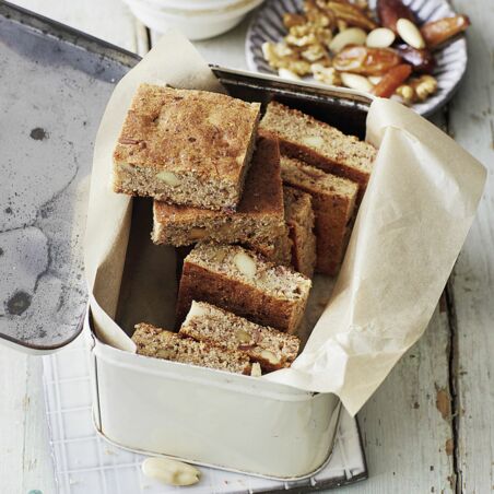 Dattel-Nuss-Würfel mit Dinkel und Zimt Dattel-Nuss-Würfel mit Dinkel und Zimt