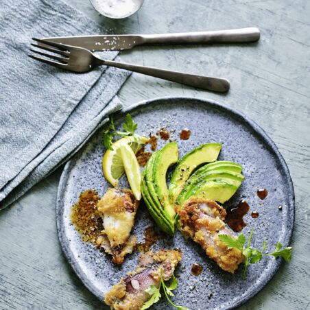 Knusperkalmare auf scharfer Avocado Knusperkalmare auf scharfer Avocado