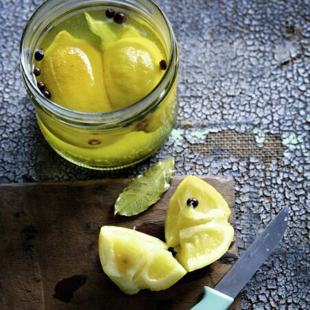 Salzzitronen mit Kräutern Salzzitronen mit Kräutern