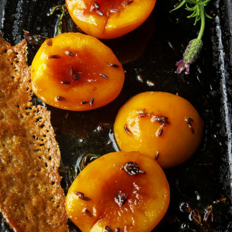 Geschmorter Pfirsich in Akazienhonig und Lavendel mit Nussziegeln Geschmorter Pfirsich in Akazienhonig und Lavendel mit Nussziegeln