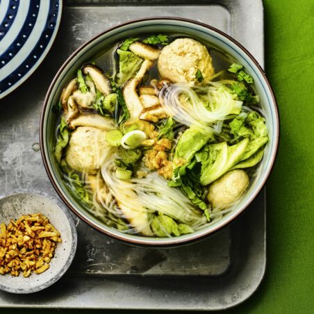 Glasnudelsuppe mit Pilzen und Fleischbällchen Glasnudelsuppe mit Pilzen und Fleischbällchen