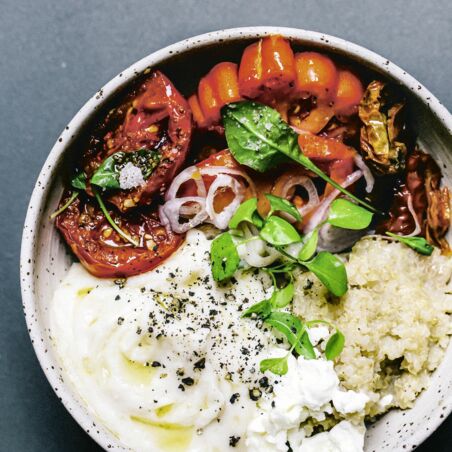 Quinoa-Bowl mit Bohnencreme und Tomaten Quinoa-Bowl mit Bohnencreme und Tomaten