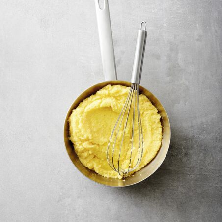 Polenta-Pizza mit Tomaten, Zwiebeln und Pesto Polenta-Pizza mit Tomaten, Zwiebeln und Pesto