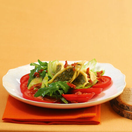 Maultaschen auf Tomaten-Rucola-Salat