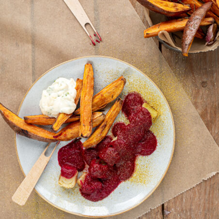 Vegane Lauch-Currywurst mit Süßkartoffelwedges Vegane Lauch-Currywurst mit Süßkartoffelwedges