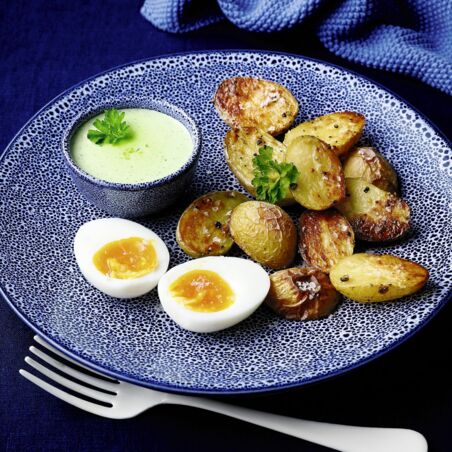 Ofenkartoffeln mit grüner Sauce und wachsweichem Ei Ofenkartoffeln mit grüner Sauce und wachsweichem Ei