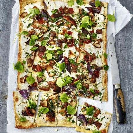 Flammkuchen mit Pilzen
und getrockneten Tomaten Flammkuchen mit Pilzen
und getrockneten Tomaten