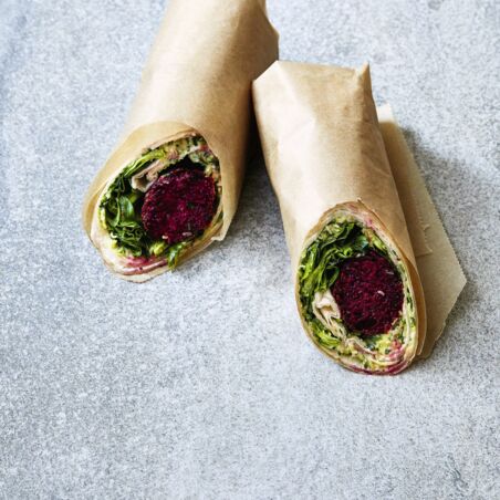 Rote-Bete-Dürüm mit Zucchinizaziki Rote-Bete-Dürüm mit Zucchinizaziki