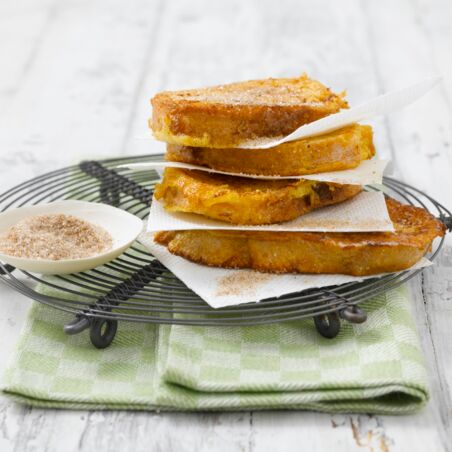 Drei Arme Ritter Scheiben mit Zimt. Arme Ritter bestehen aus Toastbrot, das zusammen mit Milch und Ei gebarten wurde. Arme Ritter