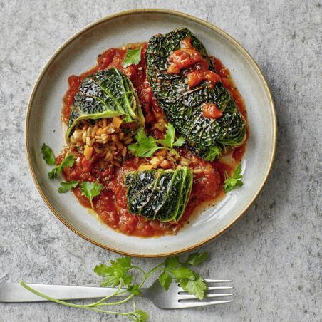 Wirsing-Päckchen mit Tomatensugo Wirsing-Päckchen mit Tomatensugo