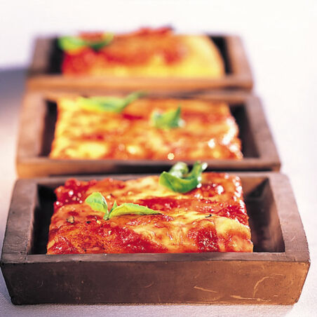 Pizza mit Tomatensauce und Mozzarella Pizza mit Tomatensauce und Mozzarella