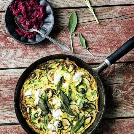 Zucchini-Frittata mit geröstetem Salbei Zucchini-Frittata mit geröstetem Salbei