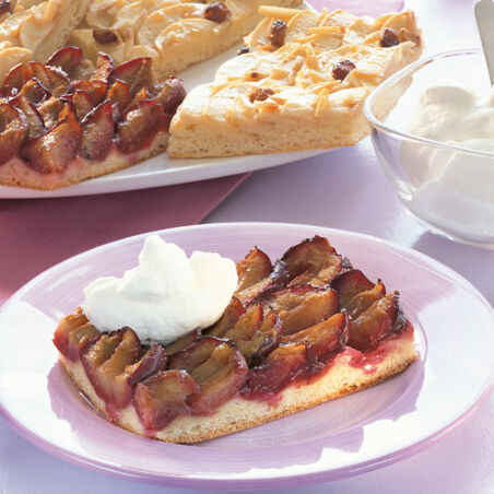 Hefeblechkuchen mit Früchten Hefeblechkuchen mit Früchten