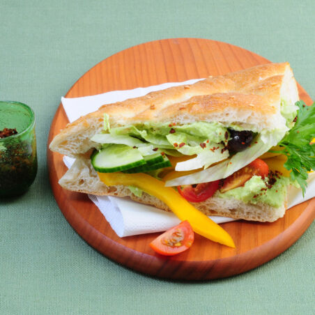 Salattasche mit Avocado-Dip Salattasche mit Avocado-Dip