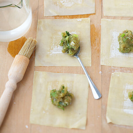 Thai-Kokos-Suppe mit Garnelen und Wan Tans Thai-Kokos-Suppe mit Garnelen und Wan Tans