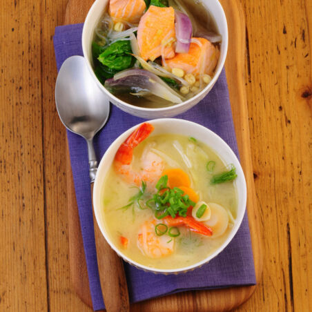 Nudelsuppe mit Lachs und Spinat Nudelsuppe mit Lachs und Spinat